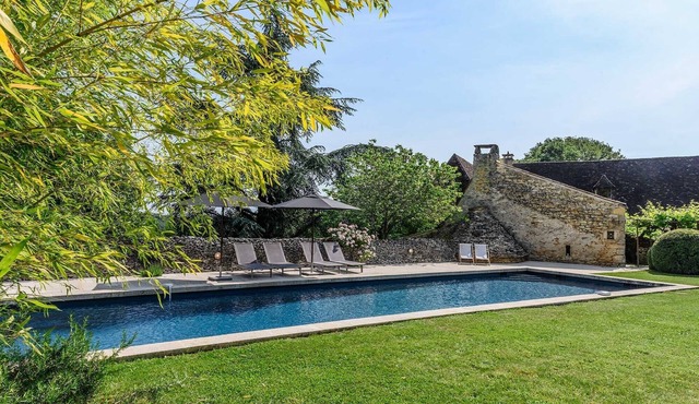 Authentic estate restored to modern standards, typical of the Périgord Noir region