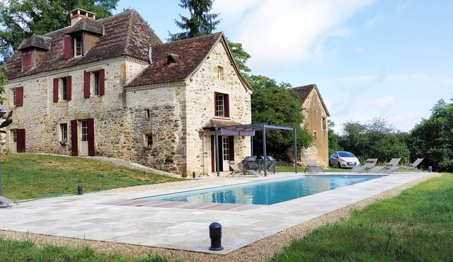 Authentic 18th c Farmhouse with heated pool (and fiber optic WIFI)