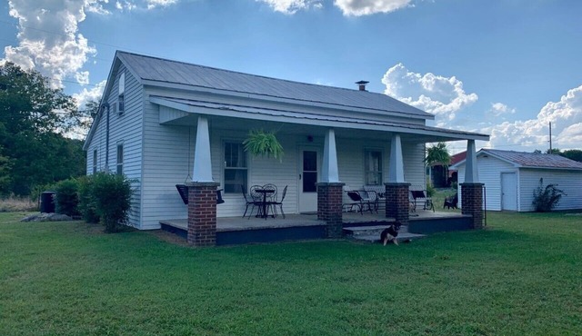 Authentic 100 Year Old Farmhouse, Farm setting in the foothills of the Smokies