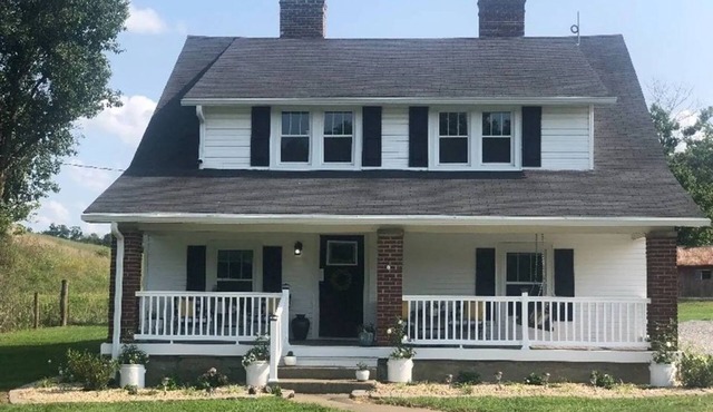 Authentic 1920 entire farmhouse, pet friendly, country , porch swing and creek.