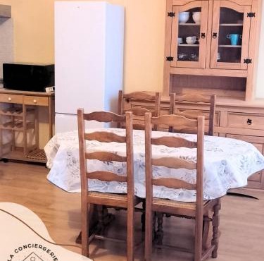 Authentic #2, Carvin center