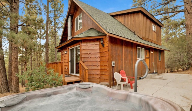 Authentic 3BR Log Cabin: New Hot Tub, & Modern Kitchen