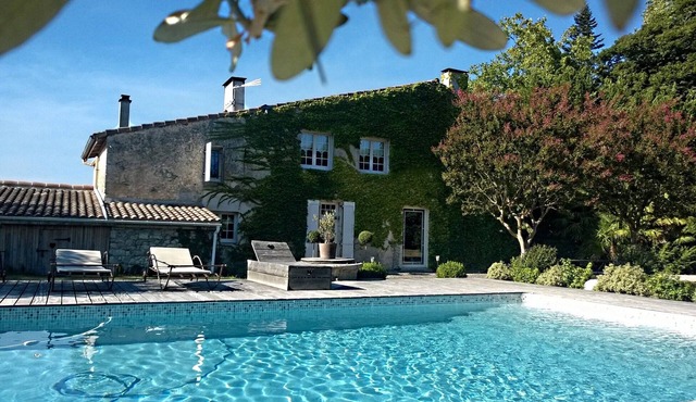 Authentic and family charming house on a 3600 m² park with swimming pool.