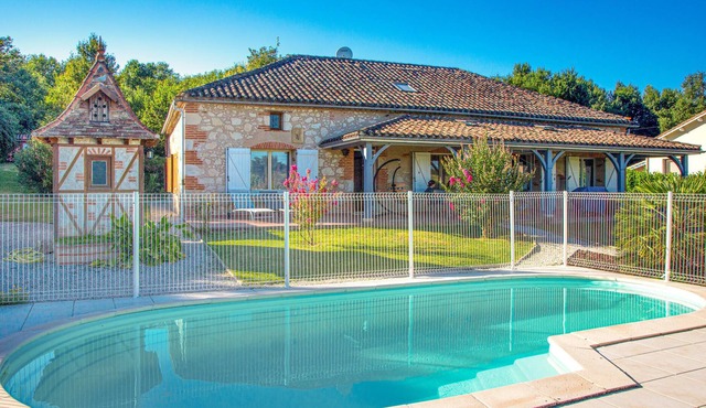 Authentic and spacious vacation home in Castelsagrat.