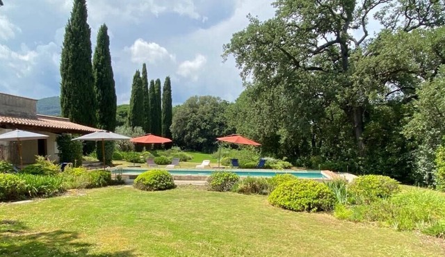 Authentic and spacious Provencal building