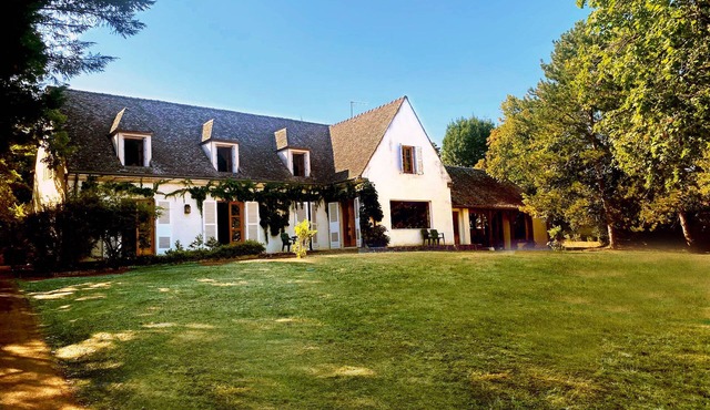 Authentic and superb property located in Beaune with swimming pool, tennis court, petanque area.