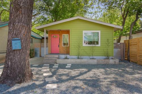 Authentic ATX Gem with Cowboy Pool, Vibe with Downtown & Local Eateries