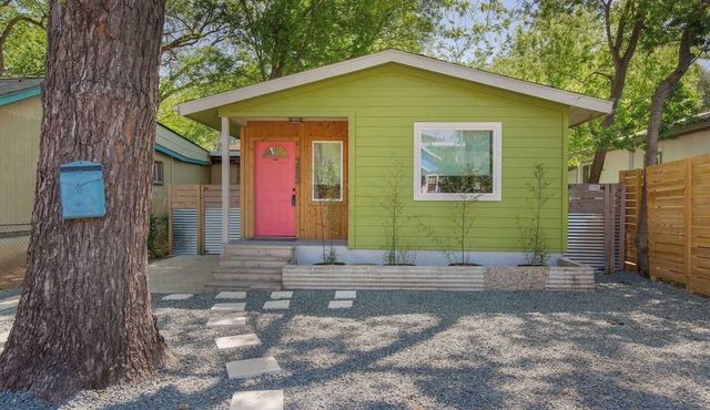 Authentic ATX Pool Home ❤️ Walk to BBQ & Breweries | Mints to UT , 6th Street