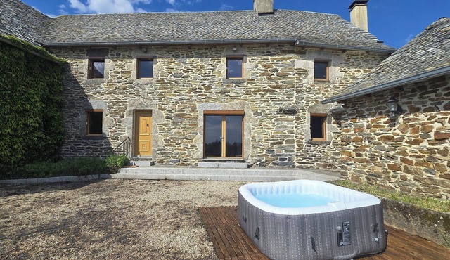 Authentic Aubrac farmhouse with Jacuzzi. A change of scenery guaranteed!