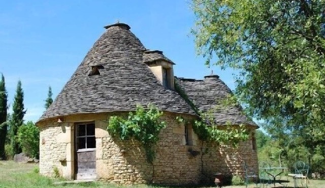Authentic 'Borie of Le Cause' stone -built and roofed in Périgord Noir