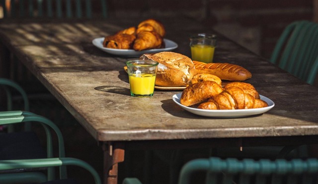 Authentic, charming farmhouse in the heart of a winegrowing estate with sea views