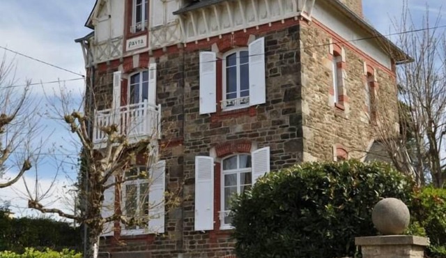 Authentic Captain's house in the long courtyard of the late 19th century