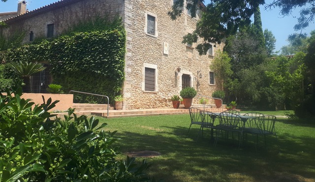 Authentic Catalan farmhouse for 16 to 24 people. Garden with pool, barbecue, ..