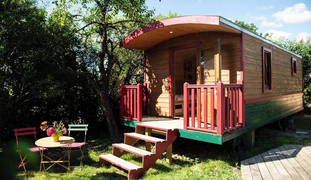 Authentic caravan, swimming pool and garden, between La Rochelle and the Marais Poitevin