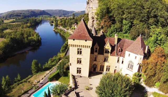 AUTHENTIC CASTLE WITH *VIEWS AND ALL CONVENIENCES AT DOORSTEP