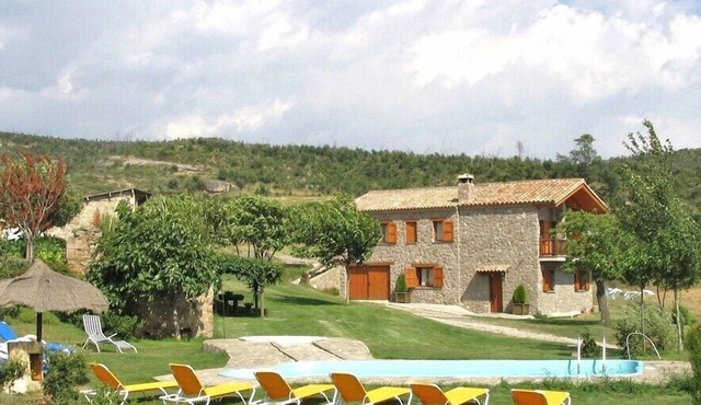 Authentic Catalan villa. A lovely pool, huge garden, terrace, BBQ, great view.