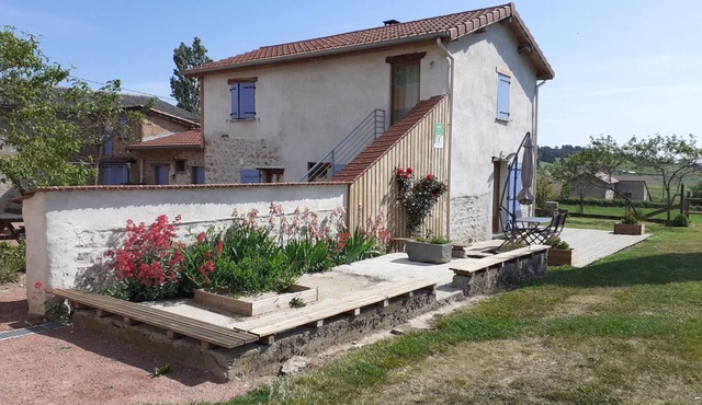 Authentic Cottage with High-Speed Internet in Amions-Vézelin
