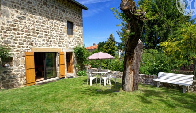 Authentic cottage for 6 with garden in Marols