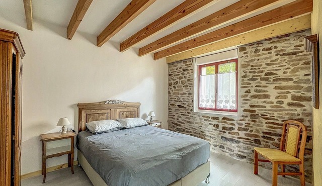 Authentic Cottage in Peaceful Setting with Private Terrace, Garden, and Wi-Fi