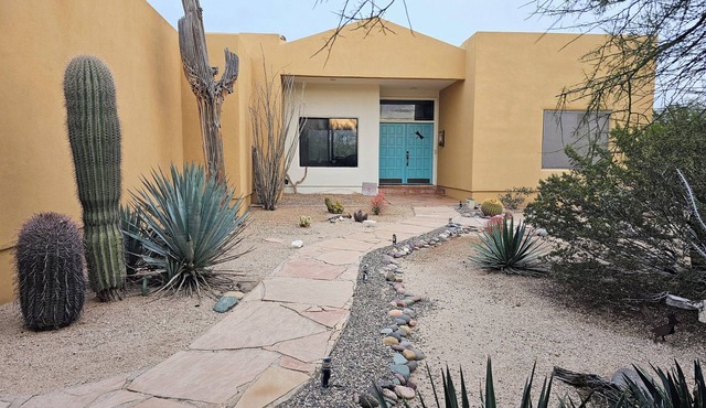 Authentic Desert Vibes 3-bedroom house with pool & AC in charming Cave Creek
