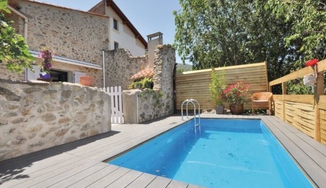 Authentic farmhouse at the foot of the château with private pool and exceptional view.