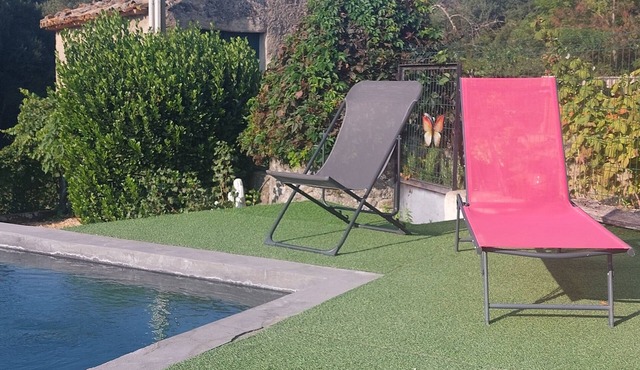 Authentic family home in Provence with pool and view