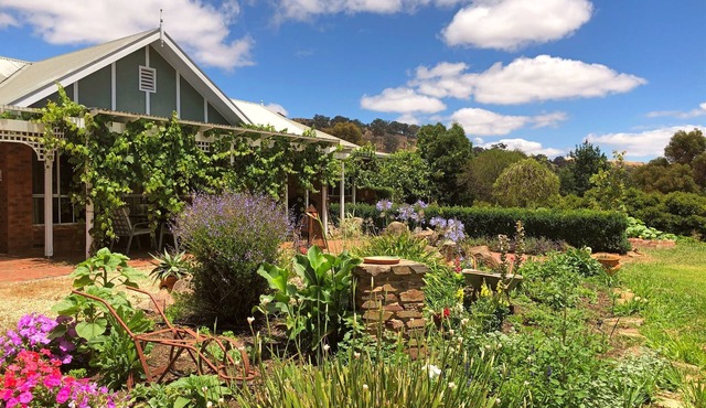 Authentic Farm Style Retreat - Perfect for families and large groups!