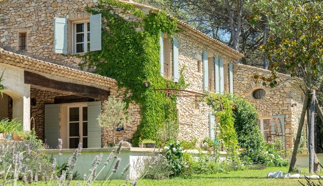 Authentic farmhouse near Aix, swimming pool and pétanque court