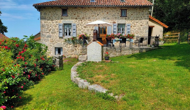 Authentic farmhouse near a lake and the Cantal mountains.