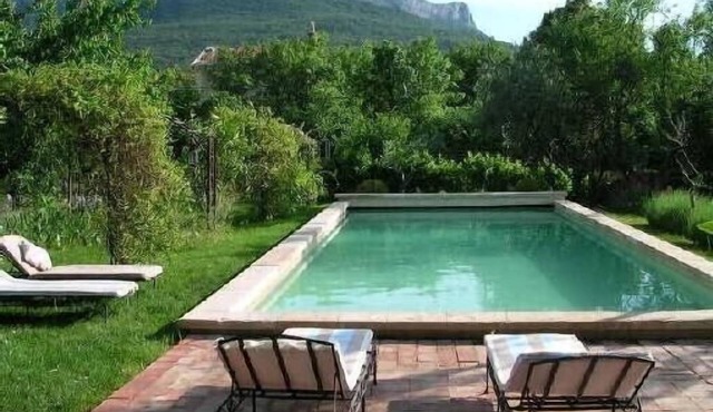 Authentic farmhouse with large swimming pool, near Aix en Provence