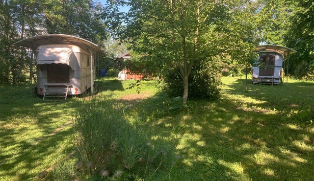 Authentic fairground caravan, near the Morvan Nature Park