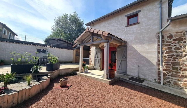 Authentic cottage with spa and terrace in renovated barn