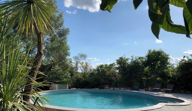 Authentic, comfortable house in a green setting. Swimming pool, pétanque.