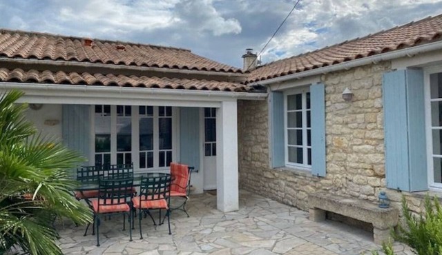 Authentic Oléron house made of local stone