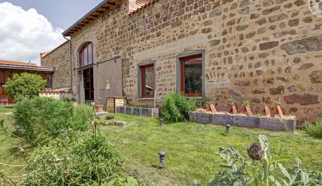 Authentic Gîte with Spacious Terraces
