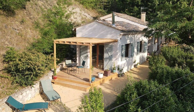 Authentic gîte, nature, calm, swimming pool, relaxation, activities and scents