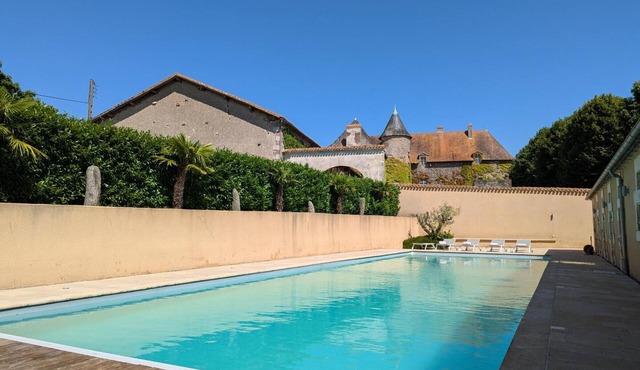 Authentic house with pool and private garden in Abzac