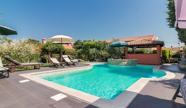 Authentic Istrian House - Family Apartment with saltwater pool - near Kamenjak