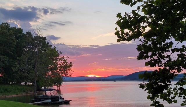 AUTHENTIC LAKEFRONT LOG CABIN-SLEEPS 10. PRIVATE DOCK. FIREPIT.