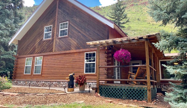 Authentic Large Colorado Cabin close to the Roaring Fork River! Very private