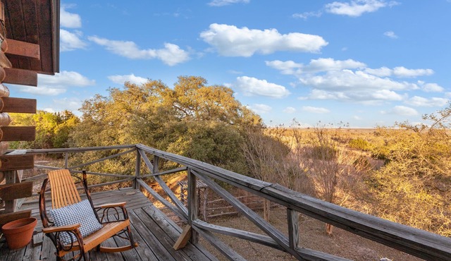 Authentic log cabin - Short drive to Fredericksburg - Hill Country Views