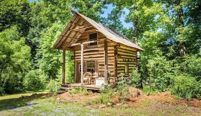 Authentic Log Cabin at Kaluna Farm Retreat