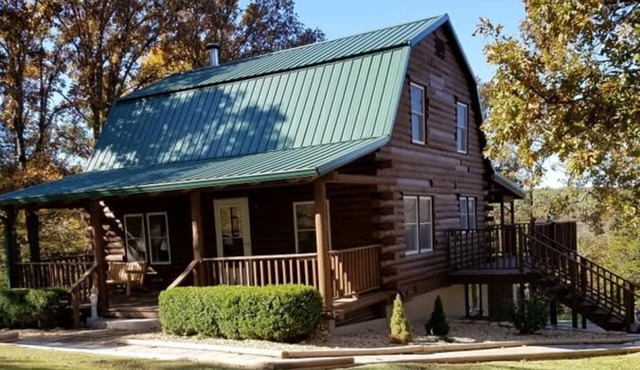 Authentic Log Cabin in the Southern Ozark Mountains with hot tub