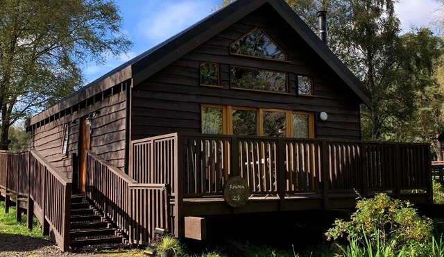 Authentic log cabin close to loch shore, with hot tub & wood burning stove.