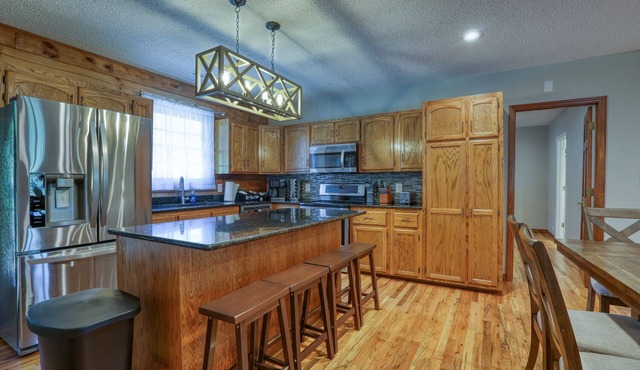 Authentic Log Cabin Hot Tub! Mountain Views! Fire Pit! Fireplace! All One level!