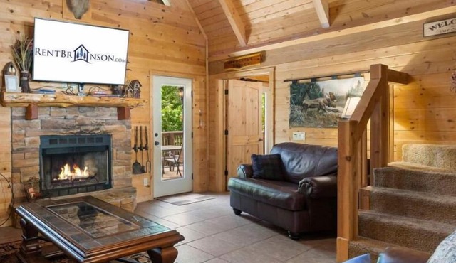 Authentic Log Cabin-HotTub, Loft, Near Big Cedar, Pet Friendly, Free Daily Attraction Tickets!