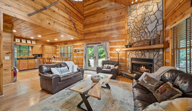 Authentic Log Cabin in Heart of the Mountains