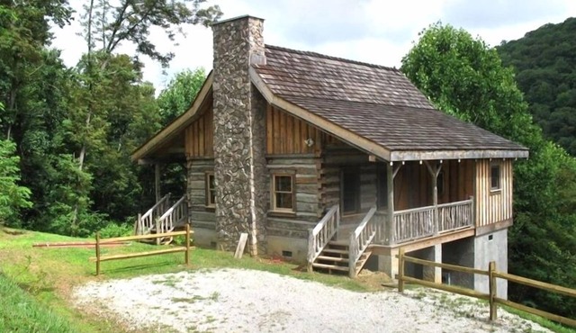 Authentic Log Cabin in the Blue Ridge Mountains Family and Pet friendly