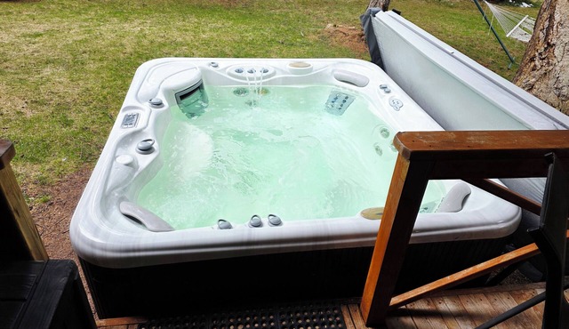 Authentic Log Cabin + Bunkhouse and Hot Tub in Seeley Lake - Sleeps 12