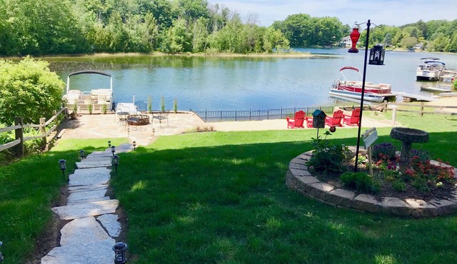 Authentic Log Cabin on Beautiful Silver Lake. Pet Friendly!